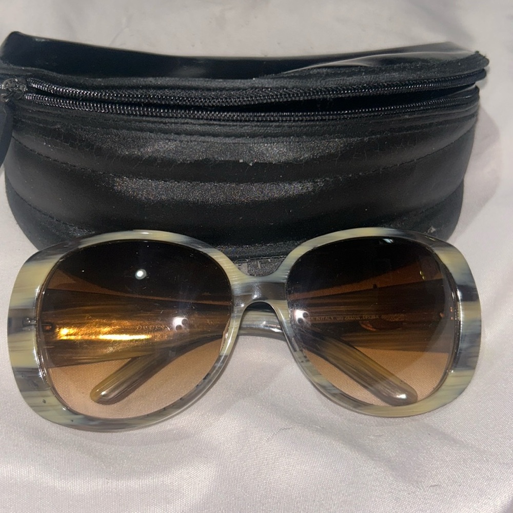 Gucci sunshades with case